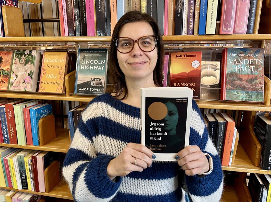 Bibliotekar Marianne Wismar Mühring står med bogen "Jeg som aldrig har kendt mænd".