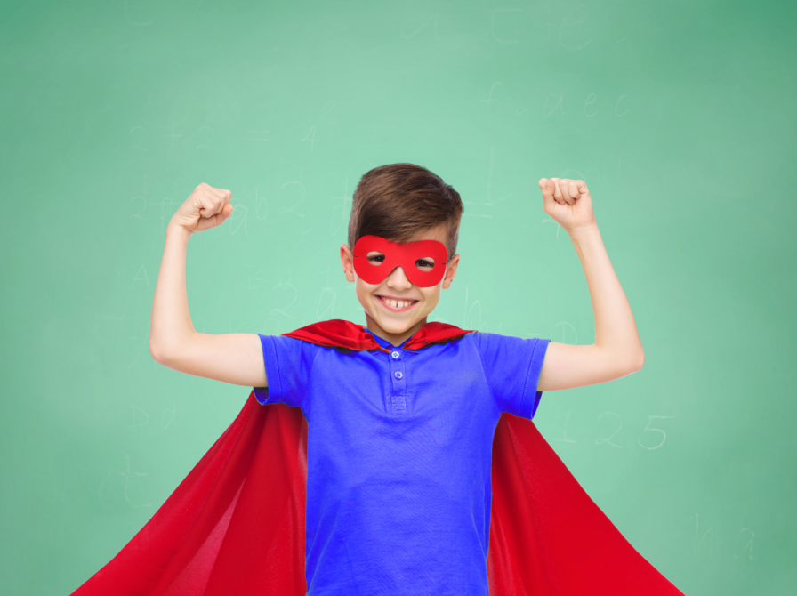 Dreng i superheltekostume mod grøn baggrund.