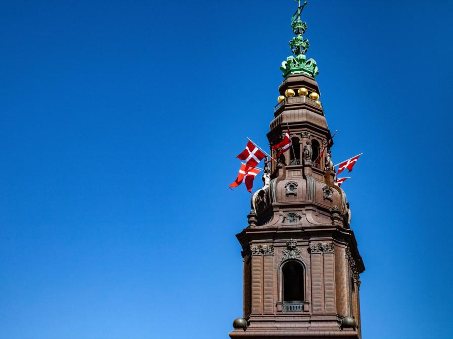 Tårnet på Christiansborg flager.