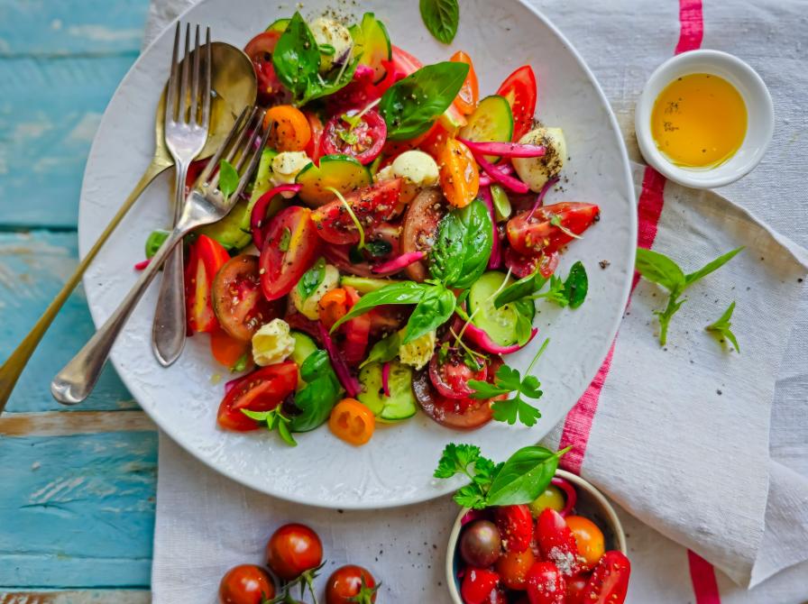 Lækker sommersalat med tomat, agurk og basilikum.