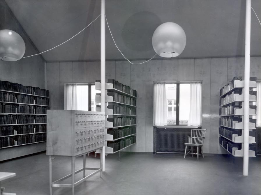 Gammelt fotografi af udlånslokalet på Nyborg Bibliotek, som det tog sig ud ved åbningen i 1939.