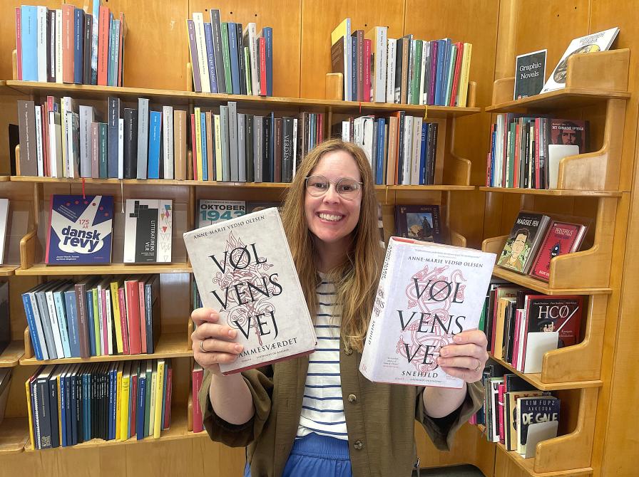 Bibliotekar Johanne Søndergaard Louv med "Vølvens vej"
