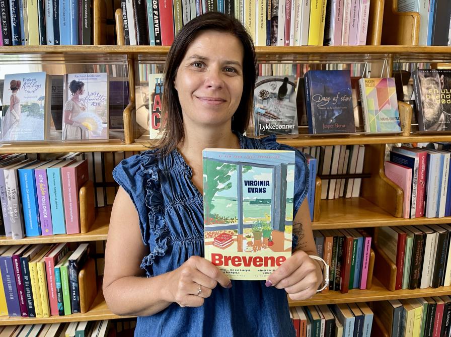 Bibliotekar Marianne Wismar Mühring med bogen "Brevene"