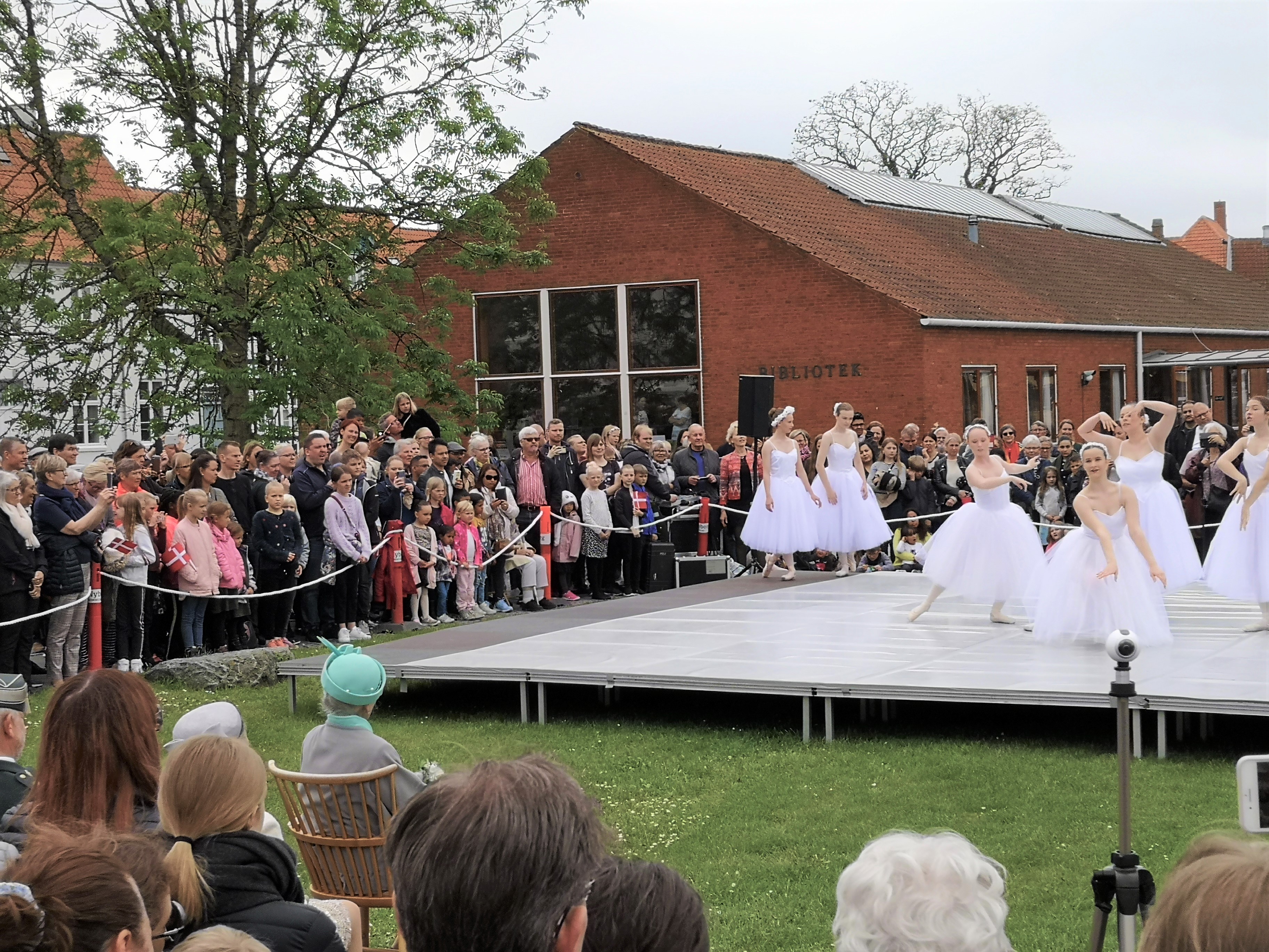 Dronningen overværer Village Ballet Nyborgs opvisning.